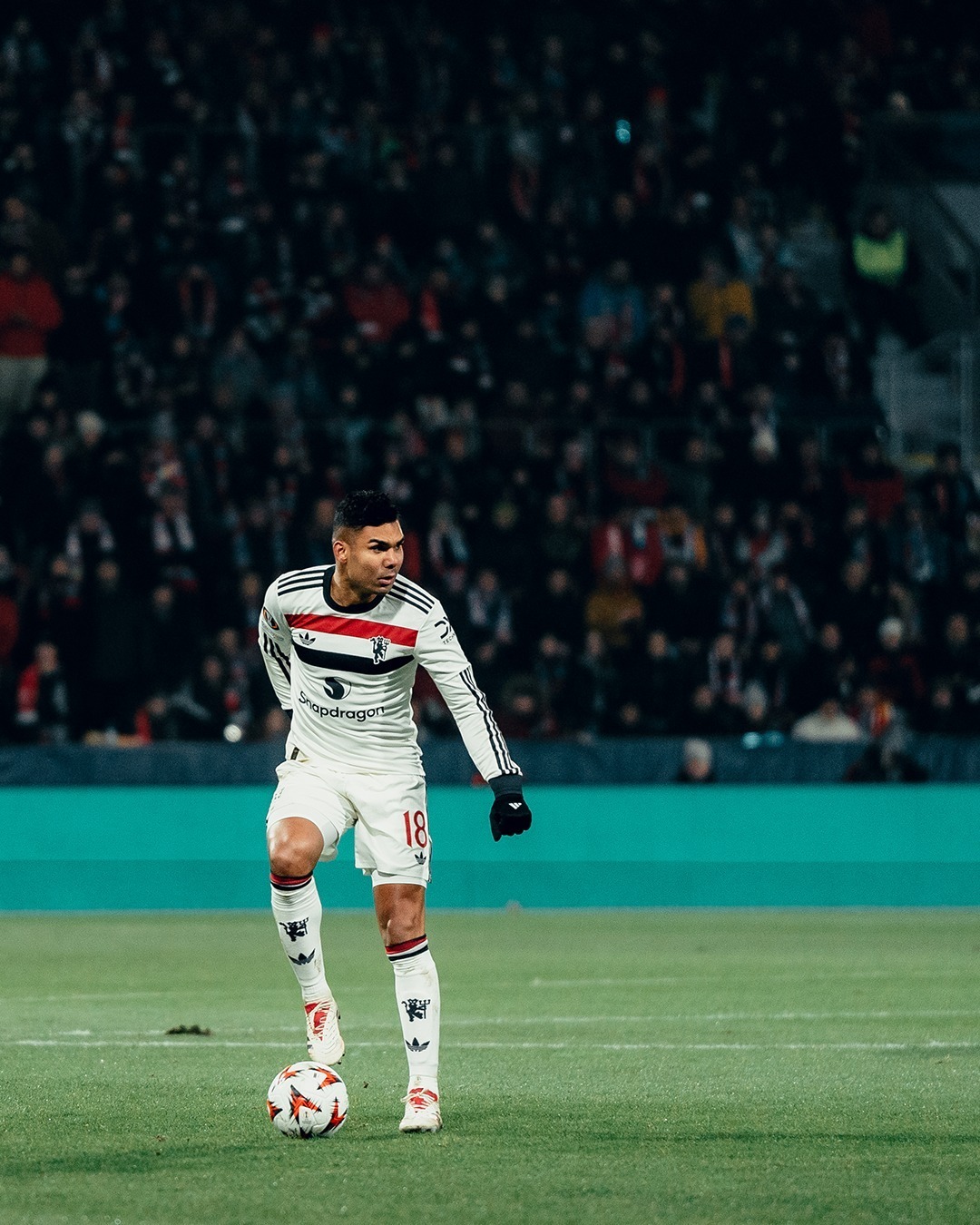 曼联客场逆转胜利，领跑优势增加