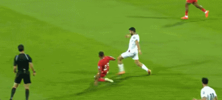 阿曼球队努力拼搏，赢得喝彩的简单介绍