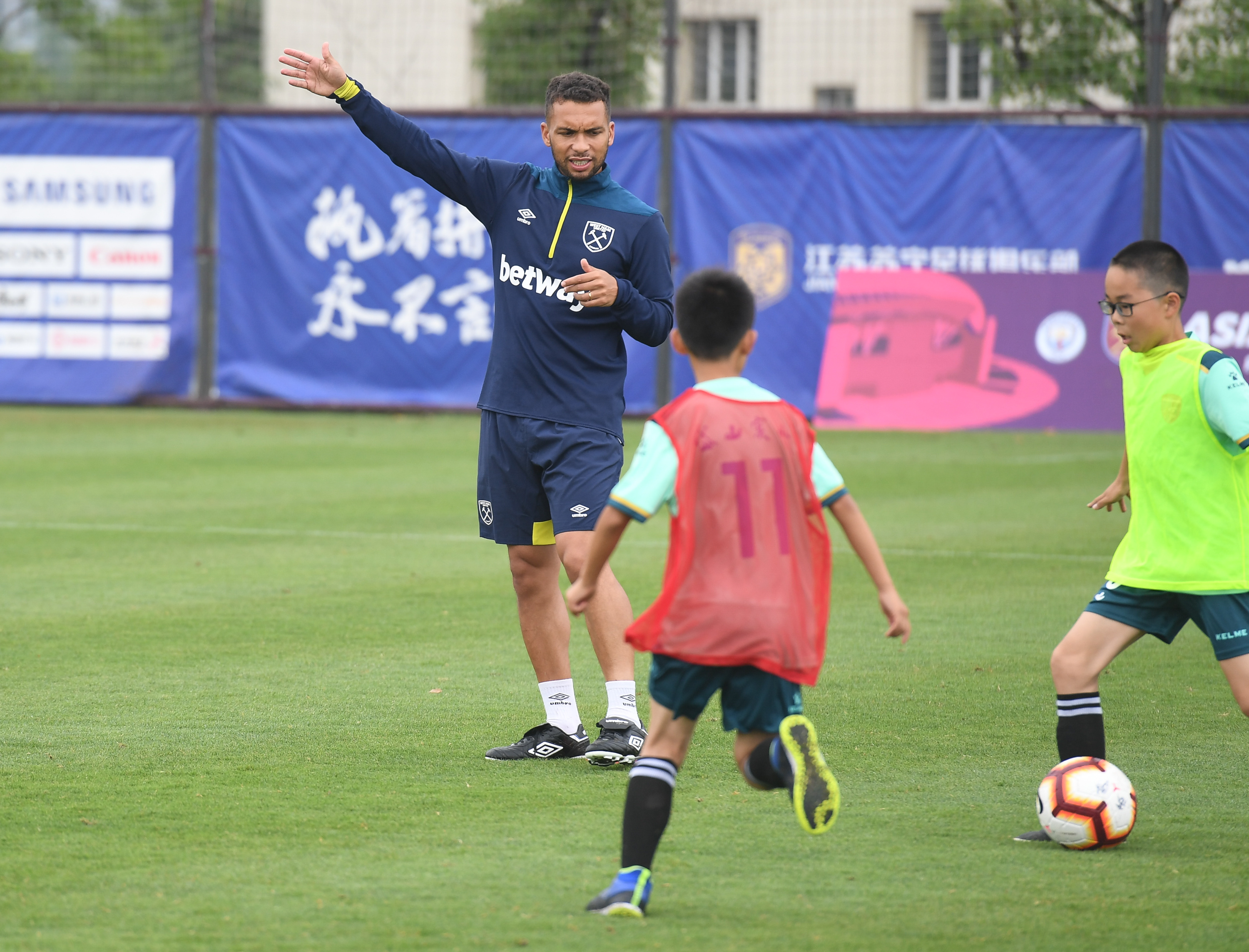 包含西汉姆联连胜中超，英超前八望眼欲穿的词条