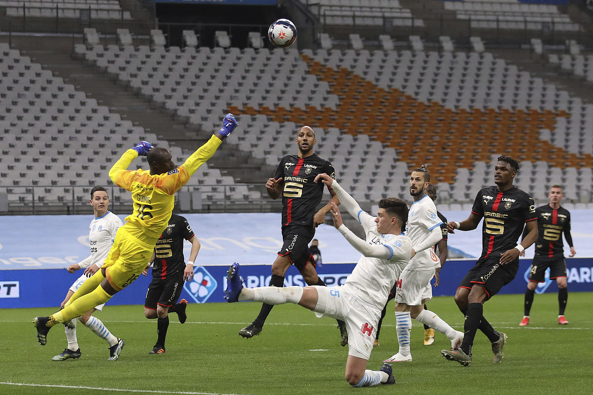 关于沃尔夫斯堡中场连场失误，球迷不满质疑的信息