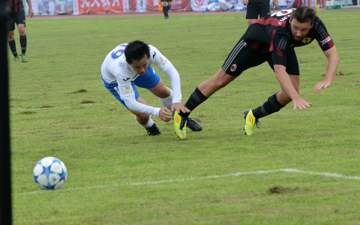 关于精彩抢球！亚洲足球顶级对抗即将展开的信息