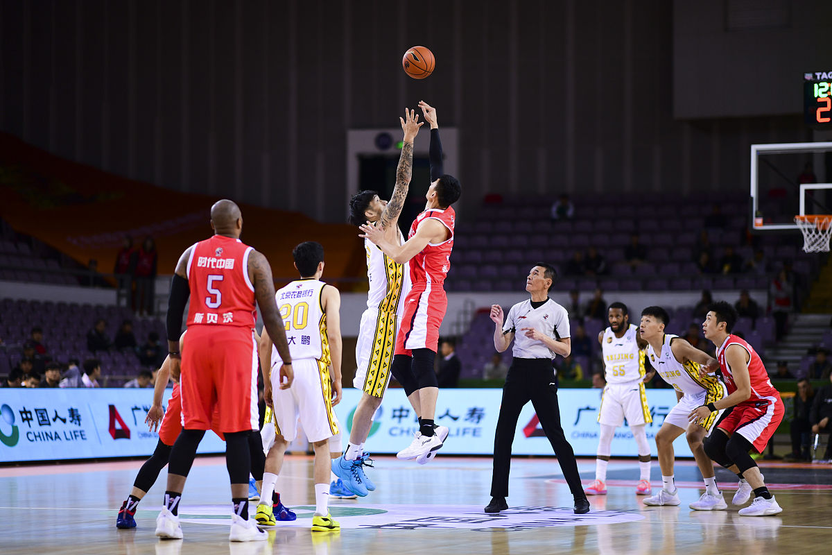 FB体育下载-篮球赛事中一位球员的出色表现震撼了现场观众