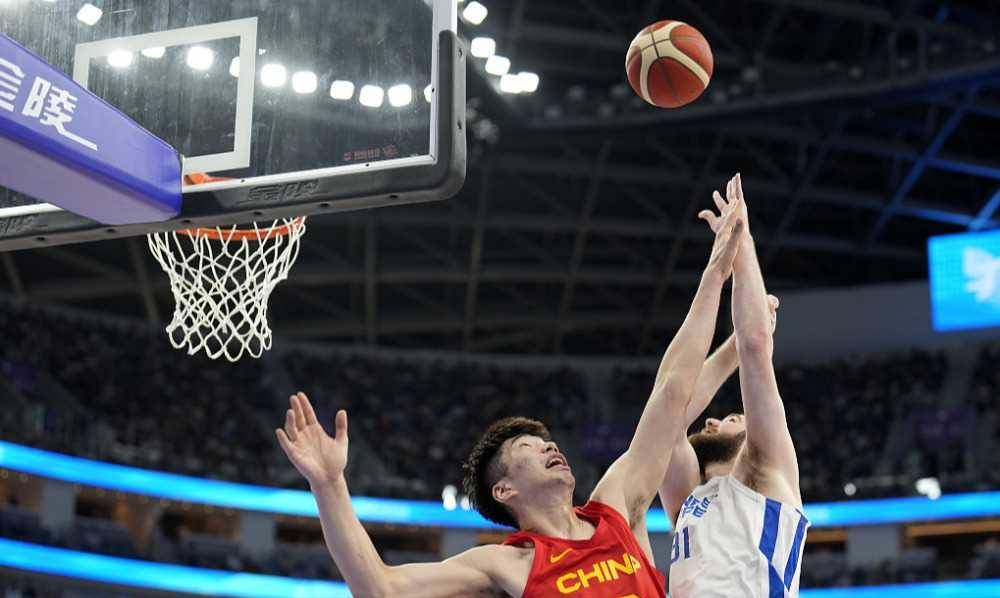 篮球赛事中一位球员的出色表现震撼了现场观众