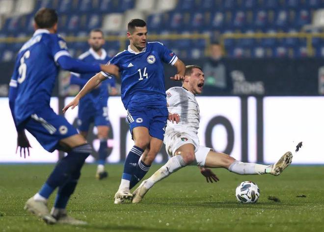 包含惊险获胜！欧预赛强队突围晋级在望的词条