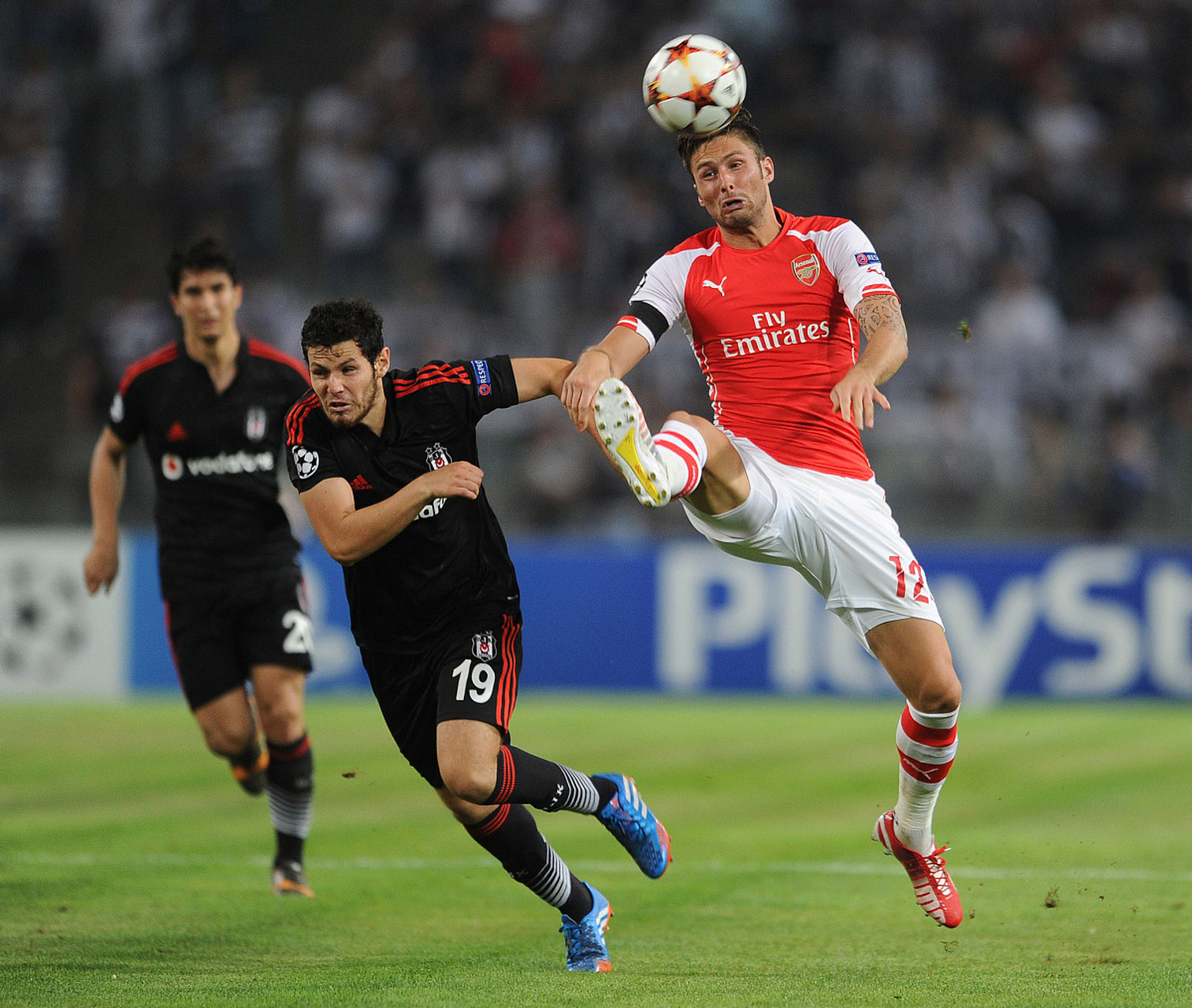 包含阿森纳梦幻胜利，球迷沸腾！的词条