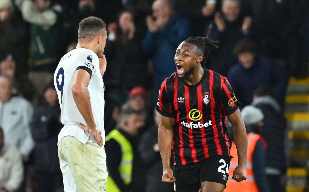 伯恩茅斯队员集中备战下一场比赛