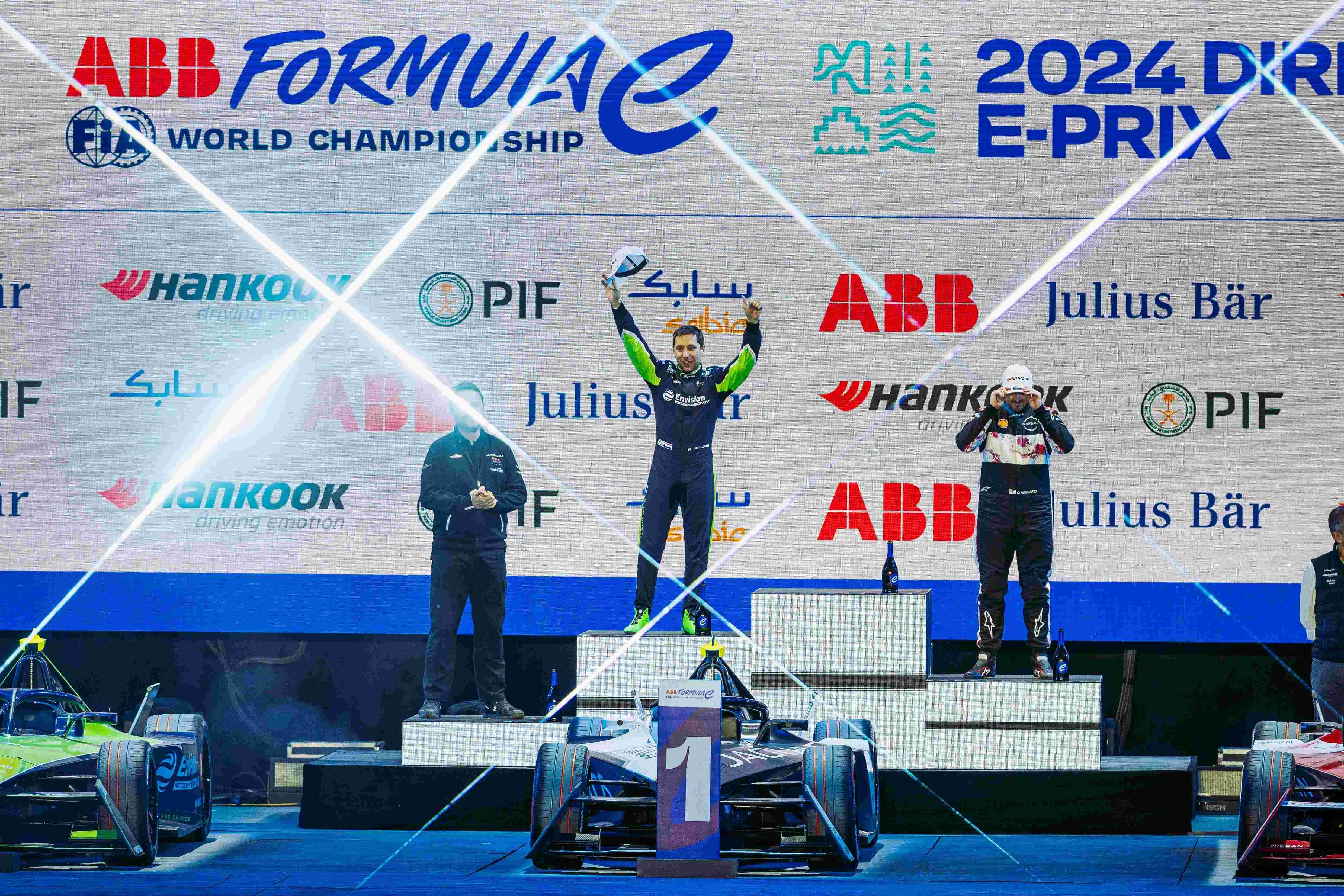 克罗地亚射箭选手登顶领奖台