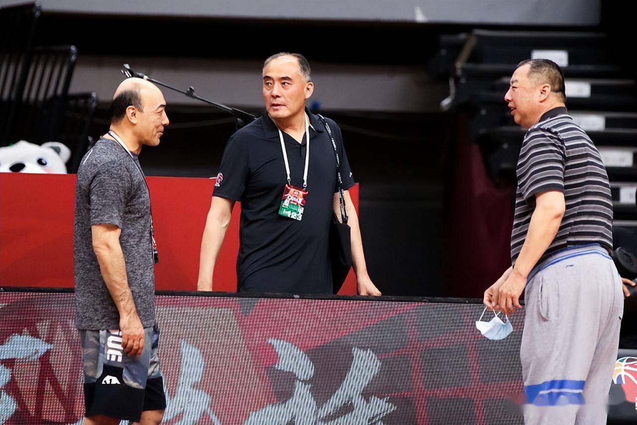 球队主教练变动，阵容大洗牌