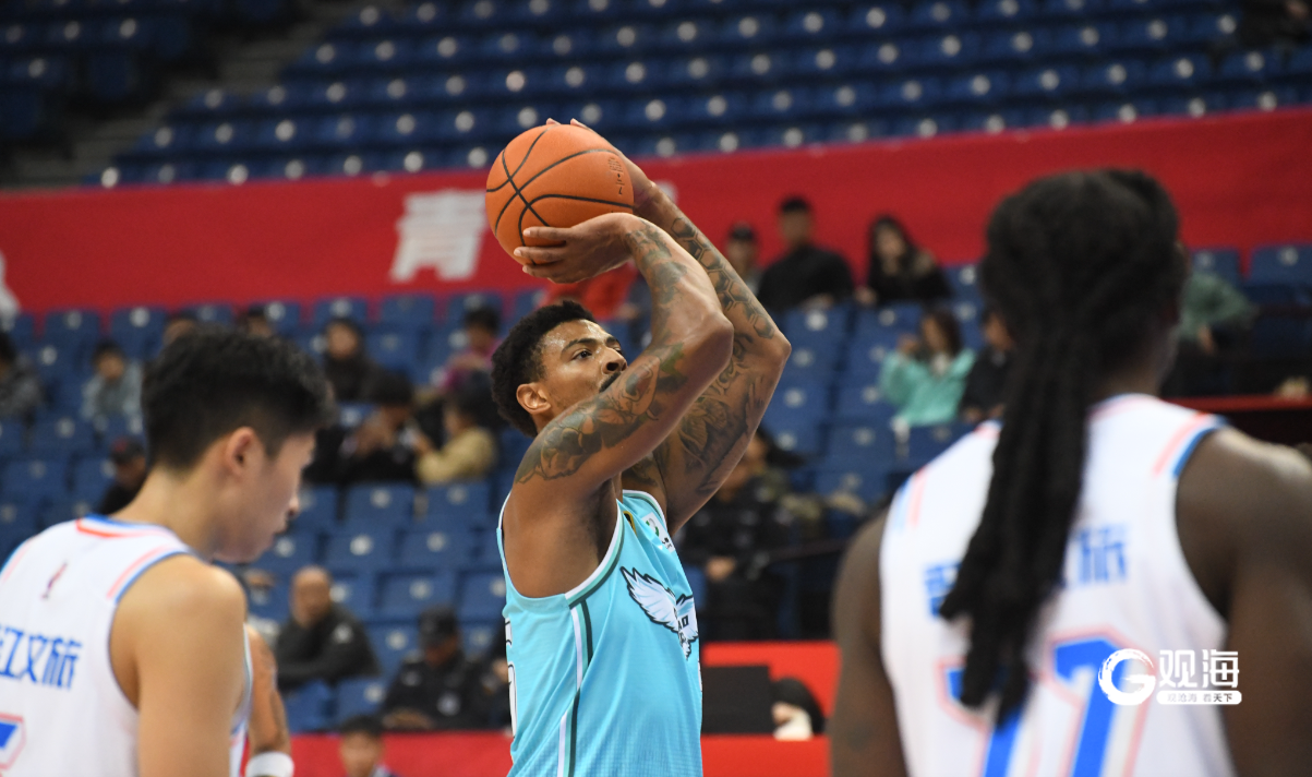关于青岛男篮在比赛中全力拼搏，收获胜利的信息