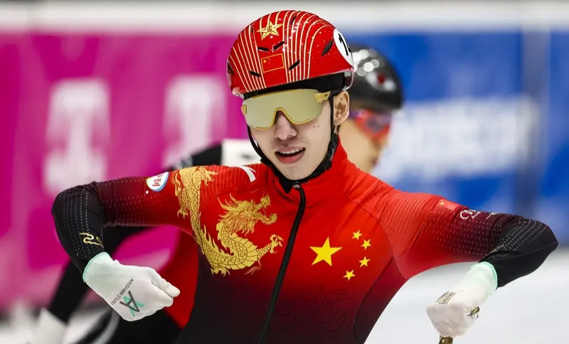 -运动员荣耀登顶，为国争光演绎辉煌