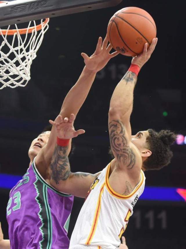 -山东男篮将对阵逆风上海队，谁将胜出？