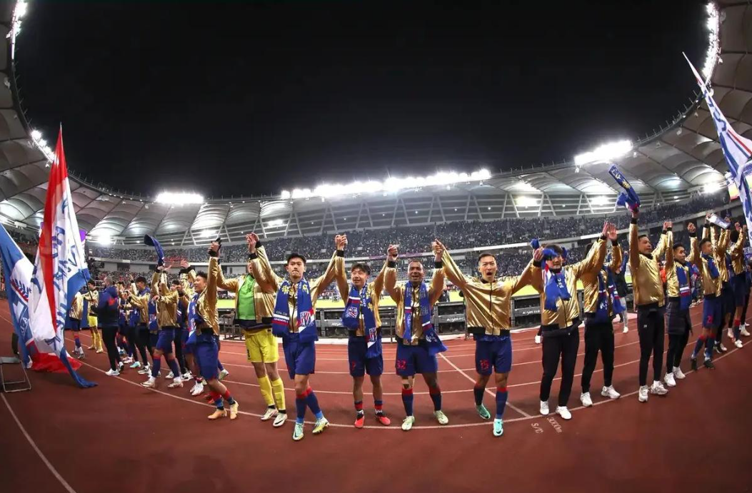 冠军联赛热闹进行，球迷热情高涨的简单介绍