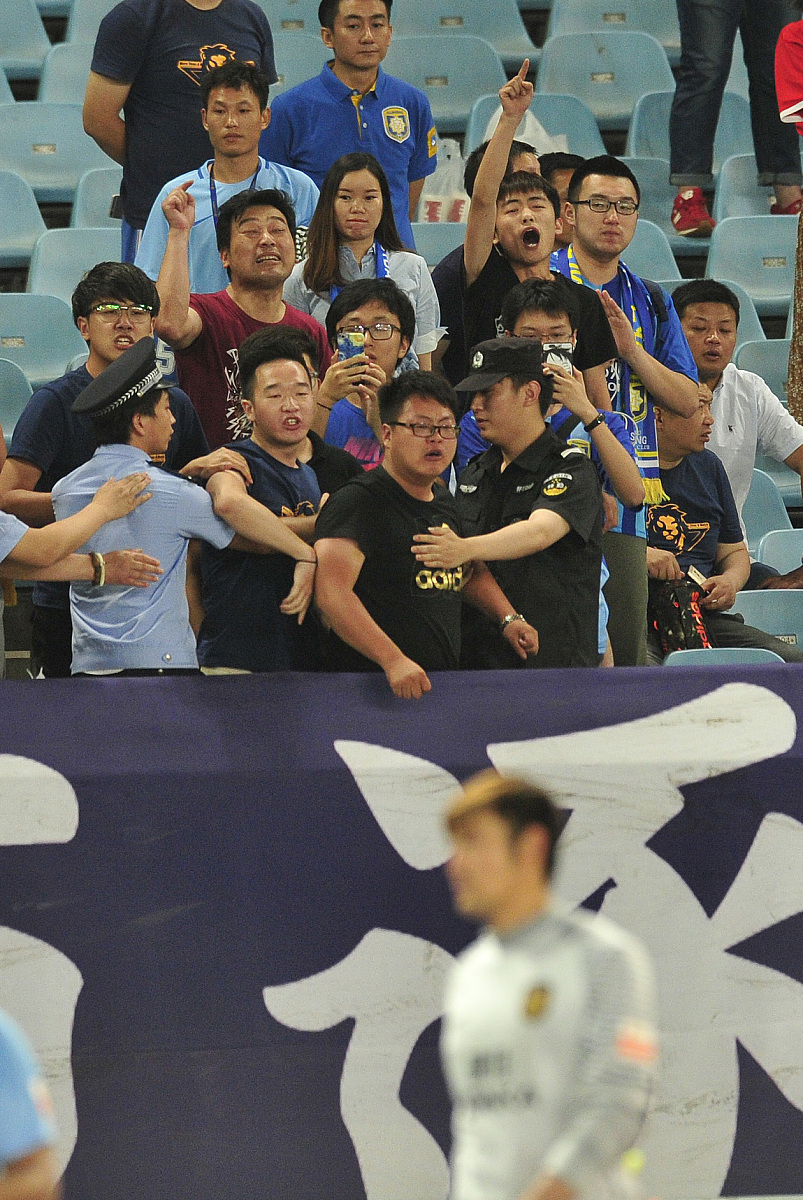 赛场外热心观众热情支持，助威声响彻云端