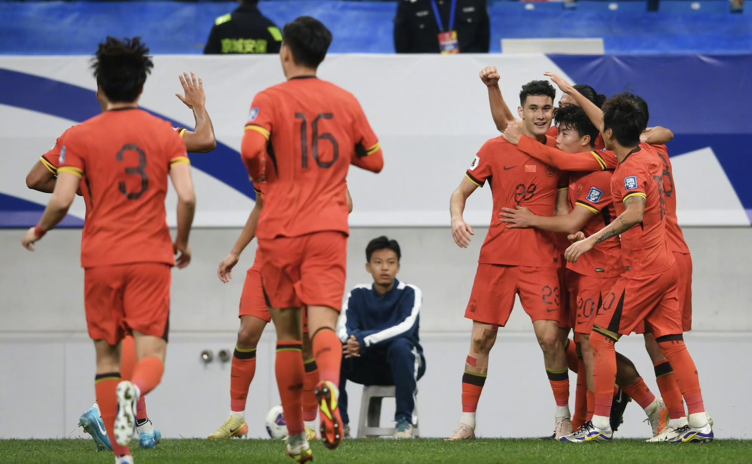 赛场外热心观众热情支持，助威声响彻云端