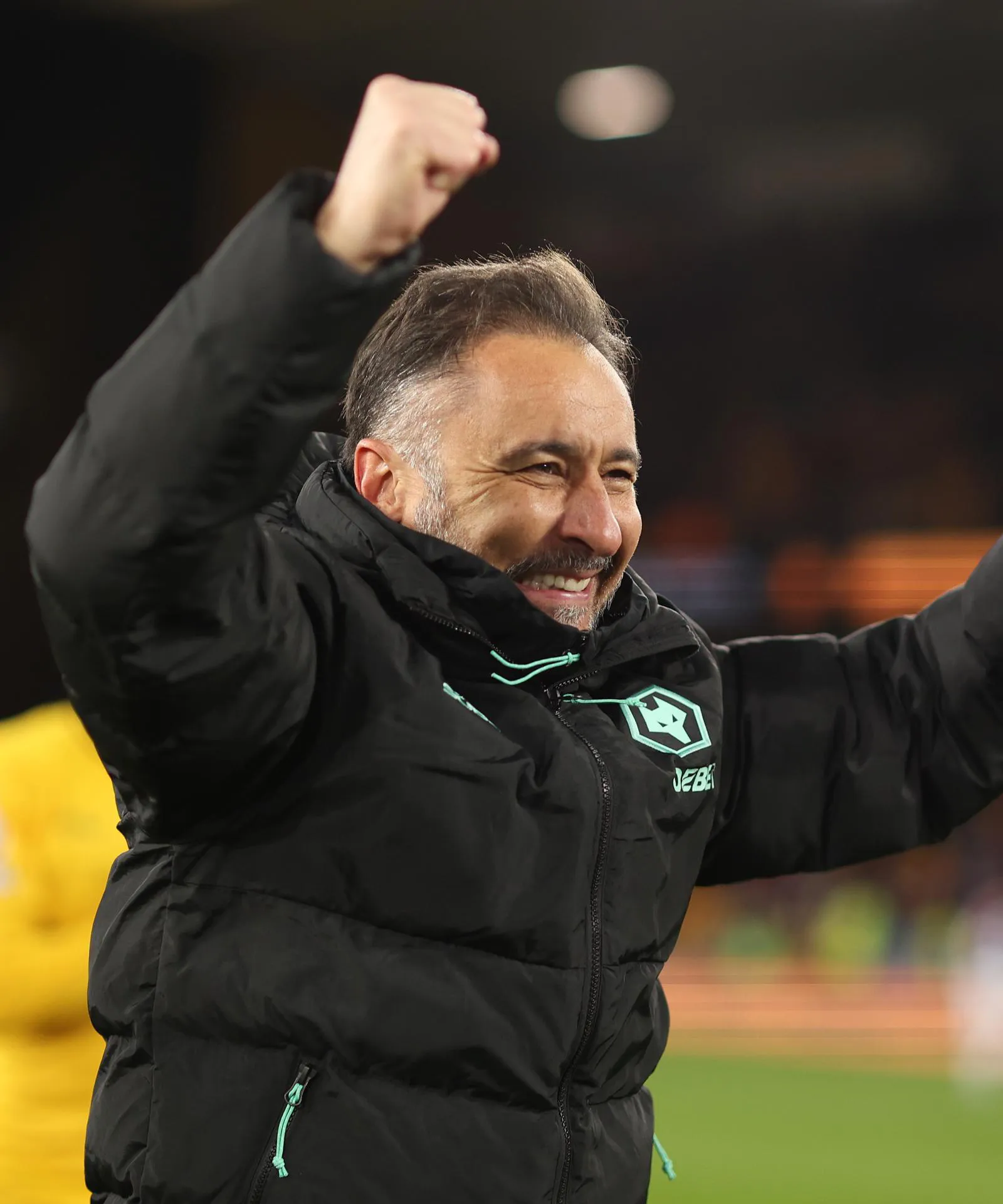 包含狼队中场全方面发挥，英格兰足球比赛技术过人的词条