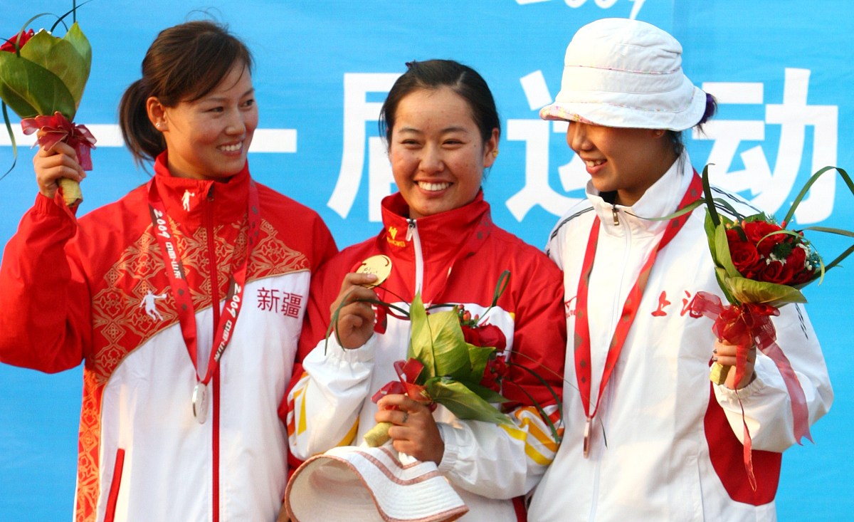 体操比赛中心激烈角逐，选手健儿奋力拼搏