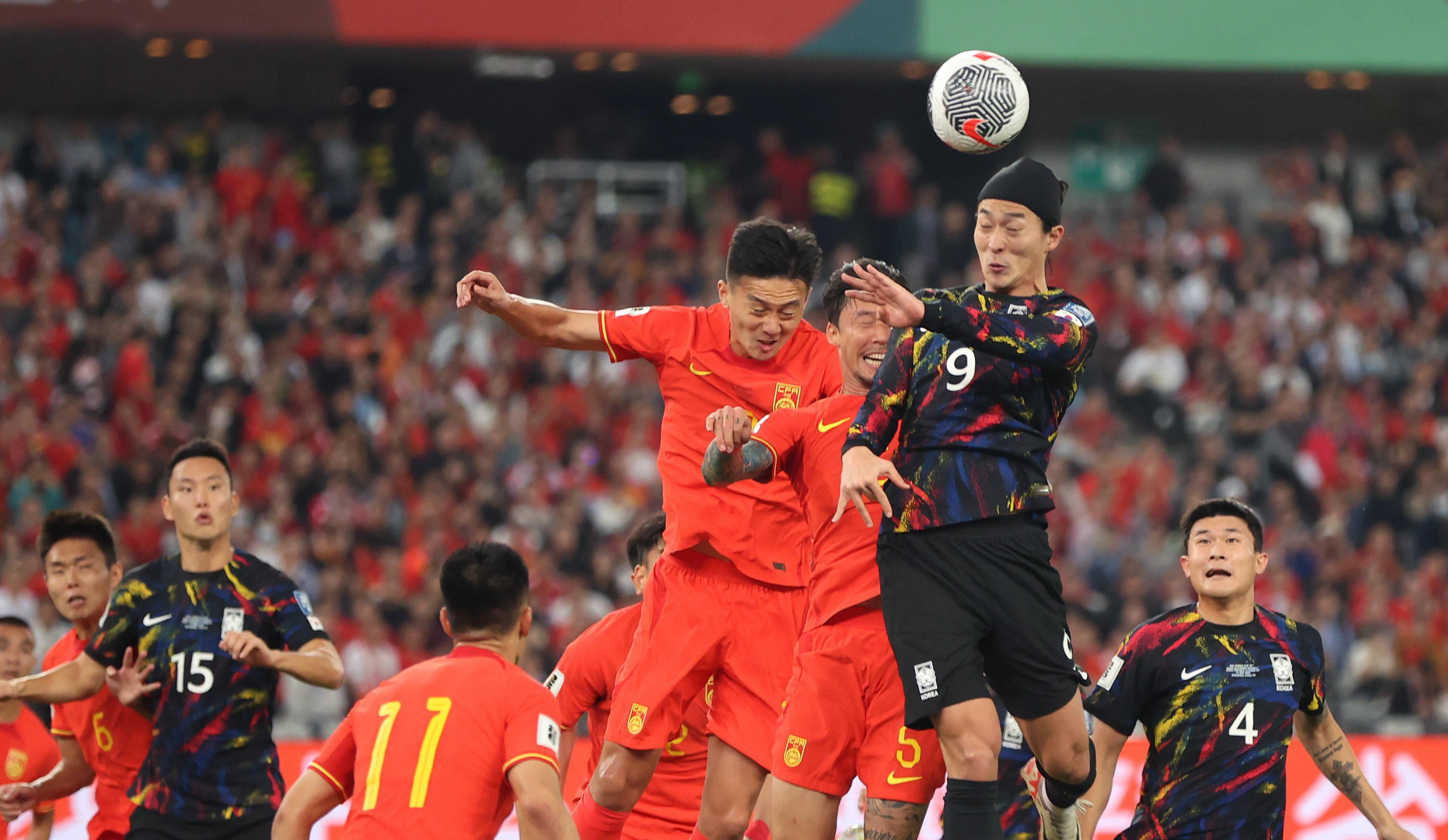 足球比赛展开，中国队备战拼尽全力