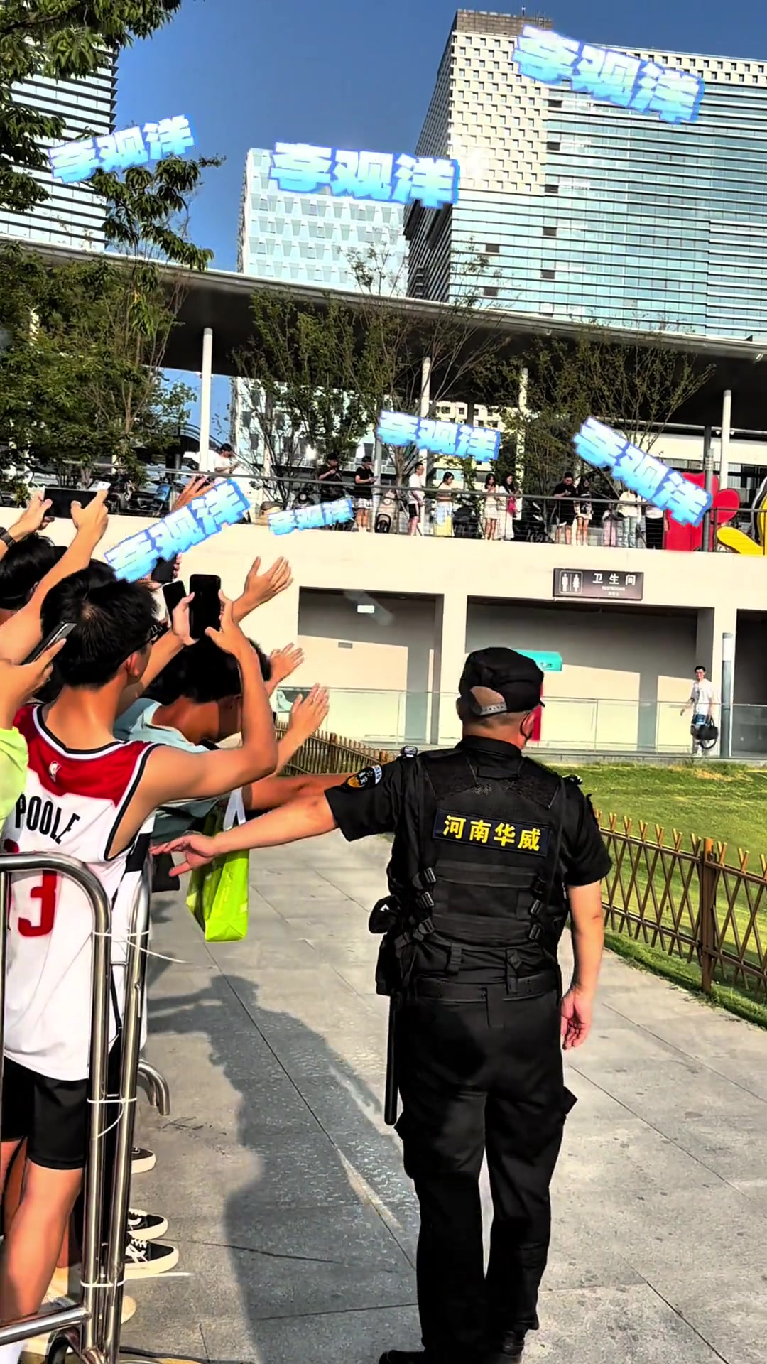 足球场上的豪情壮志，球迷热情助阵，全情支持