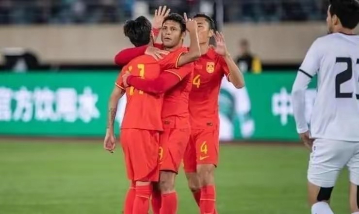 足球场上的豪情壮志，球迷热情助阵，全情支持