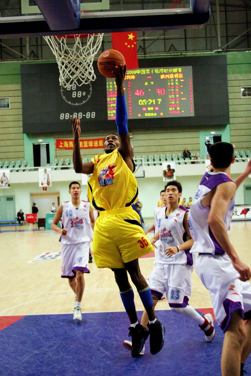 篮球赛场上球员秀出绝妙表现