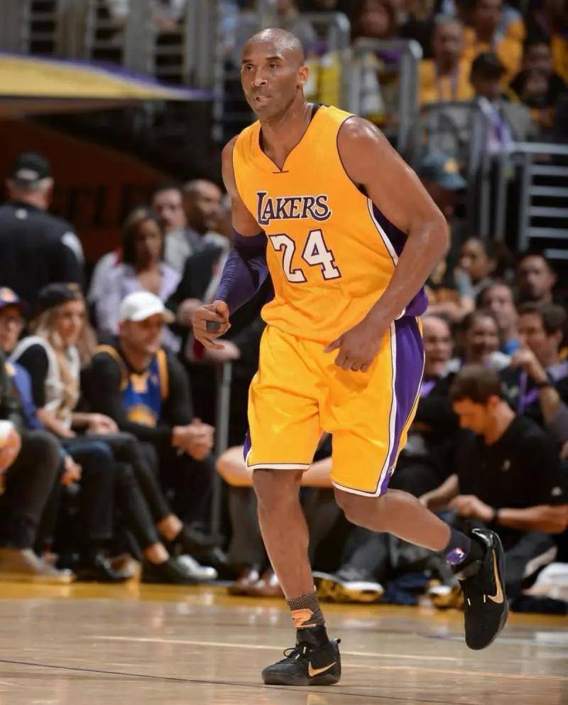 篮球赛场上球员秀出绝妙表现