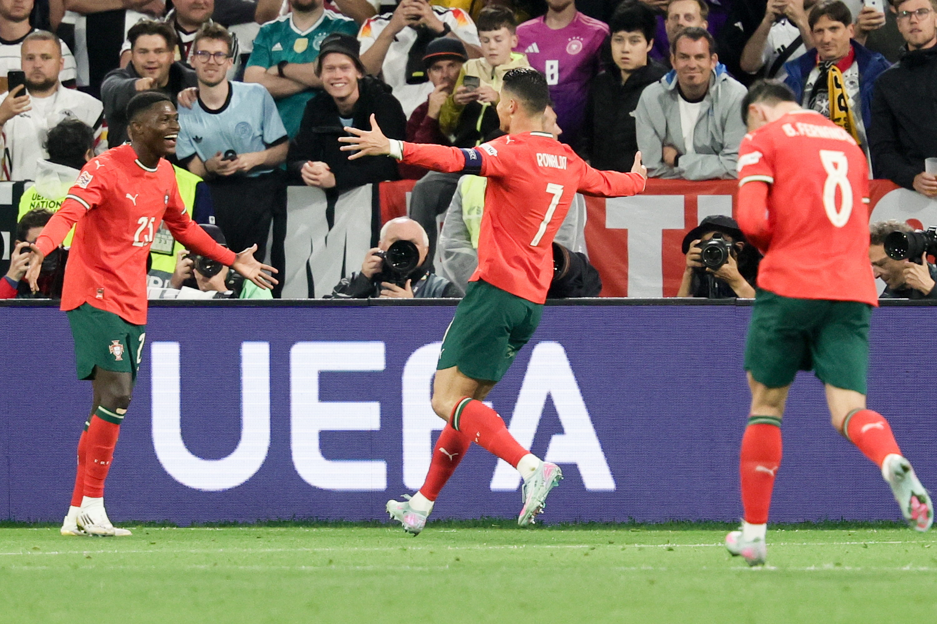 葡萄牙女足球员技术精湛，助球队获胜