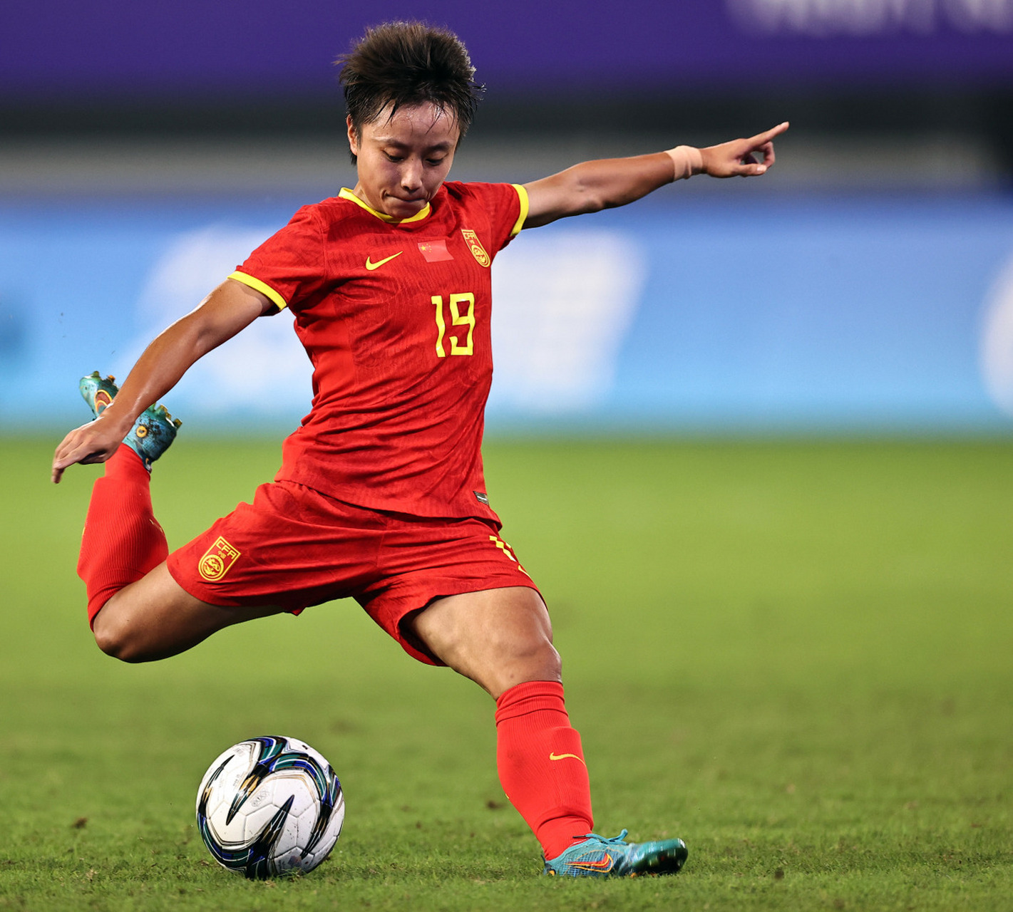 葡萄牙女足球员技术精湛，助球队获胜