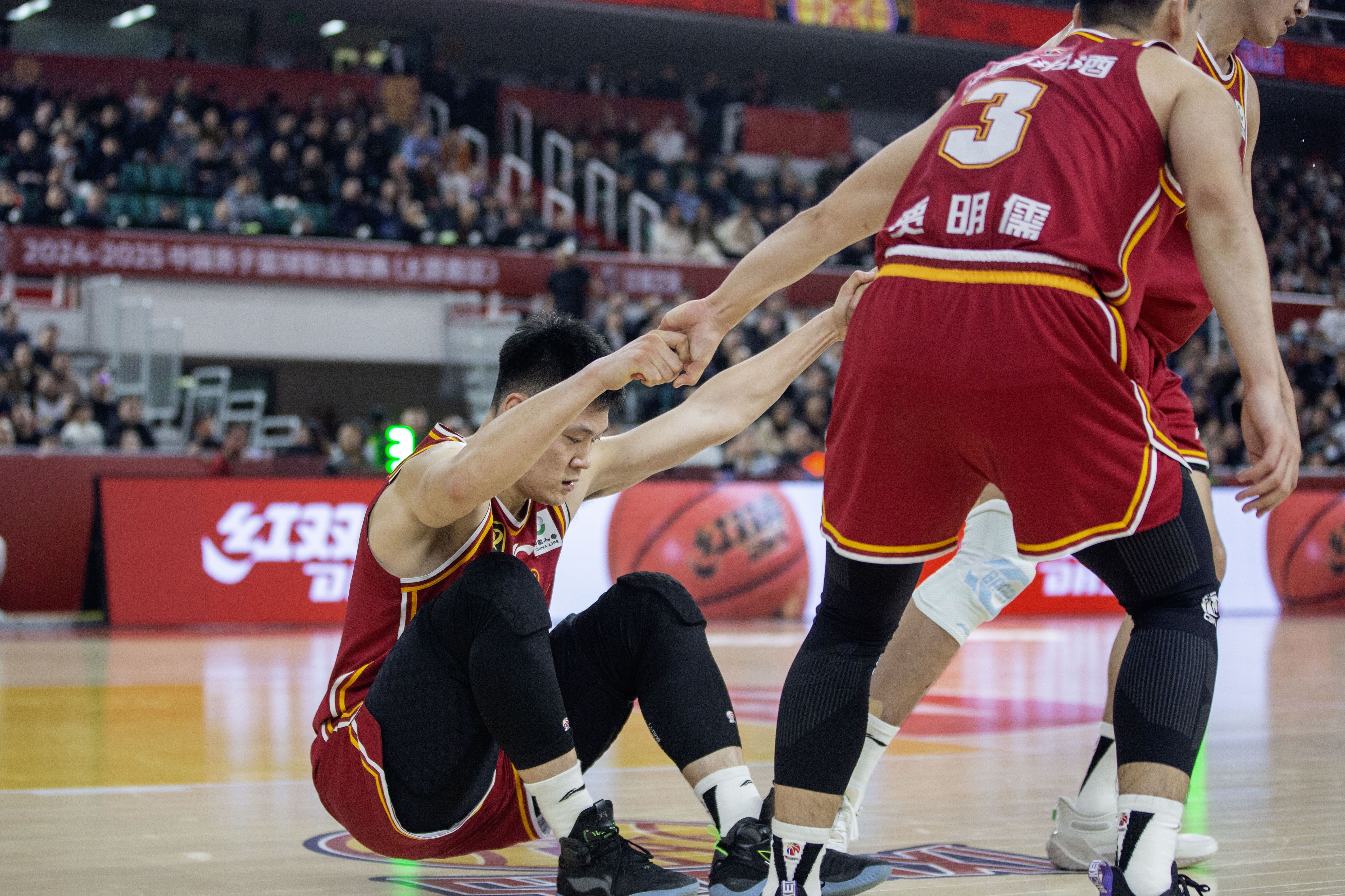 湖南男篮击败山西队，实现逆转获胜