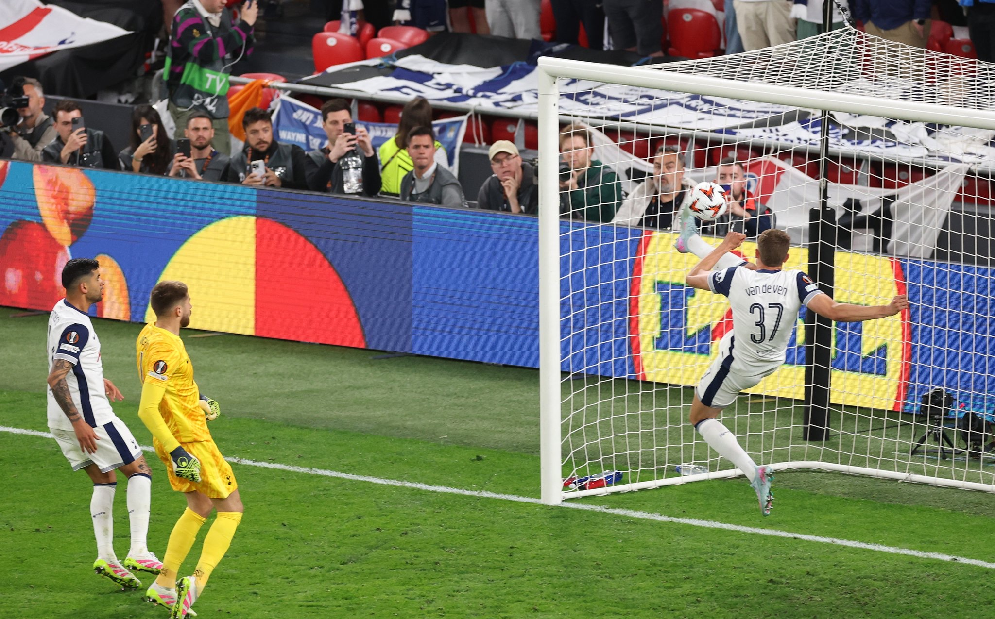 球员表现抢眼，精彩瞬间回放