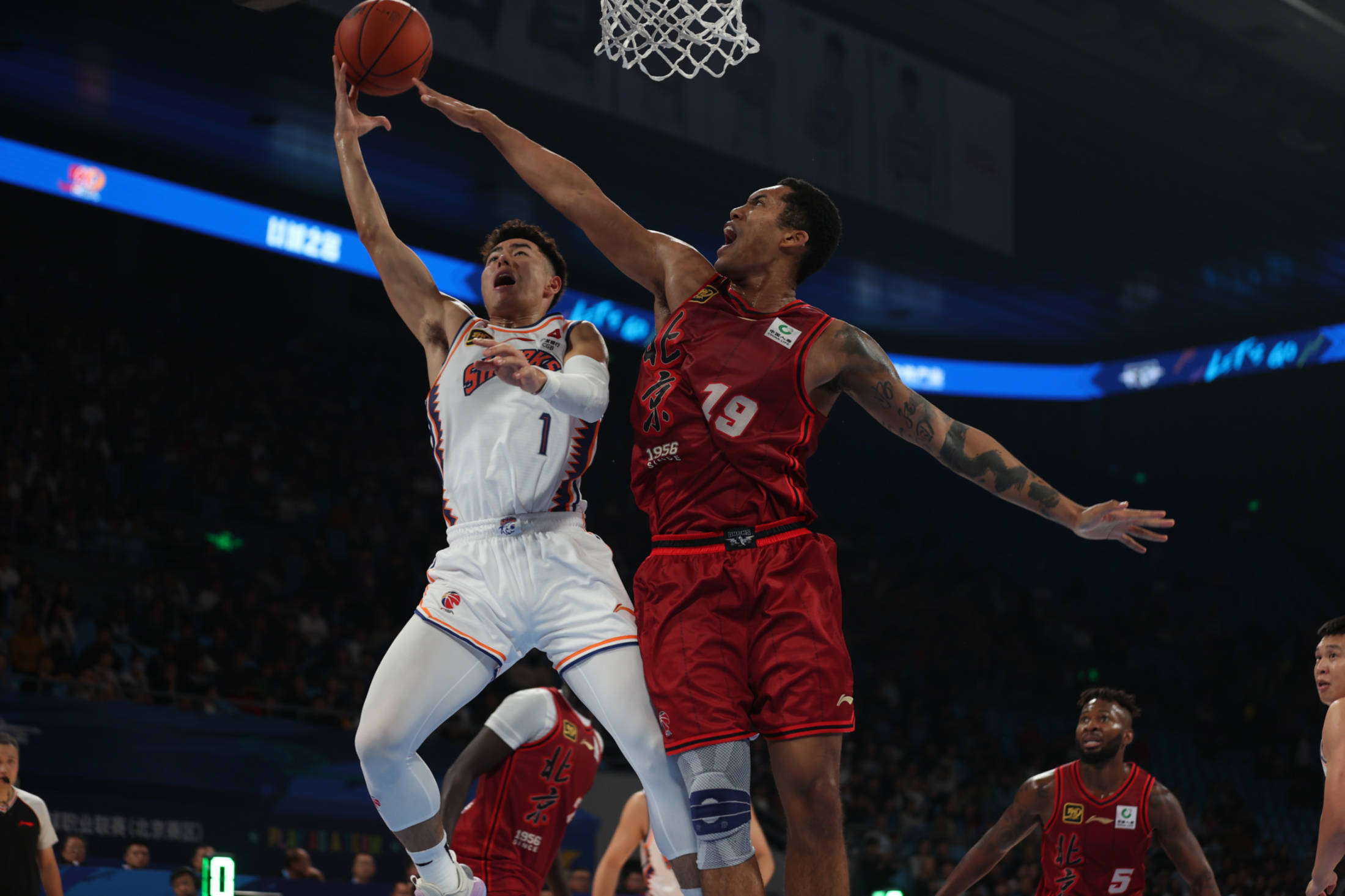 包含特别报道体育传奇巨星再战比赛场的词条