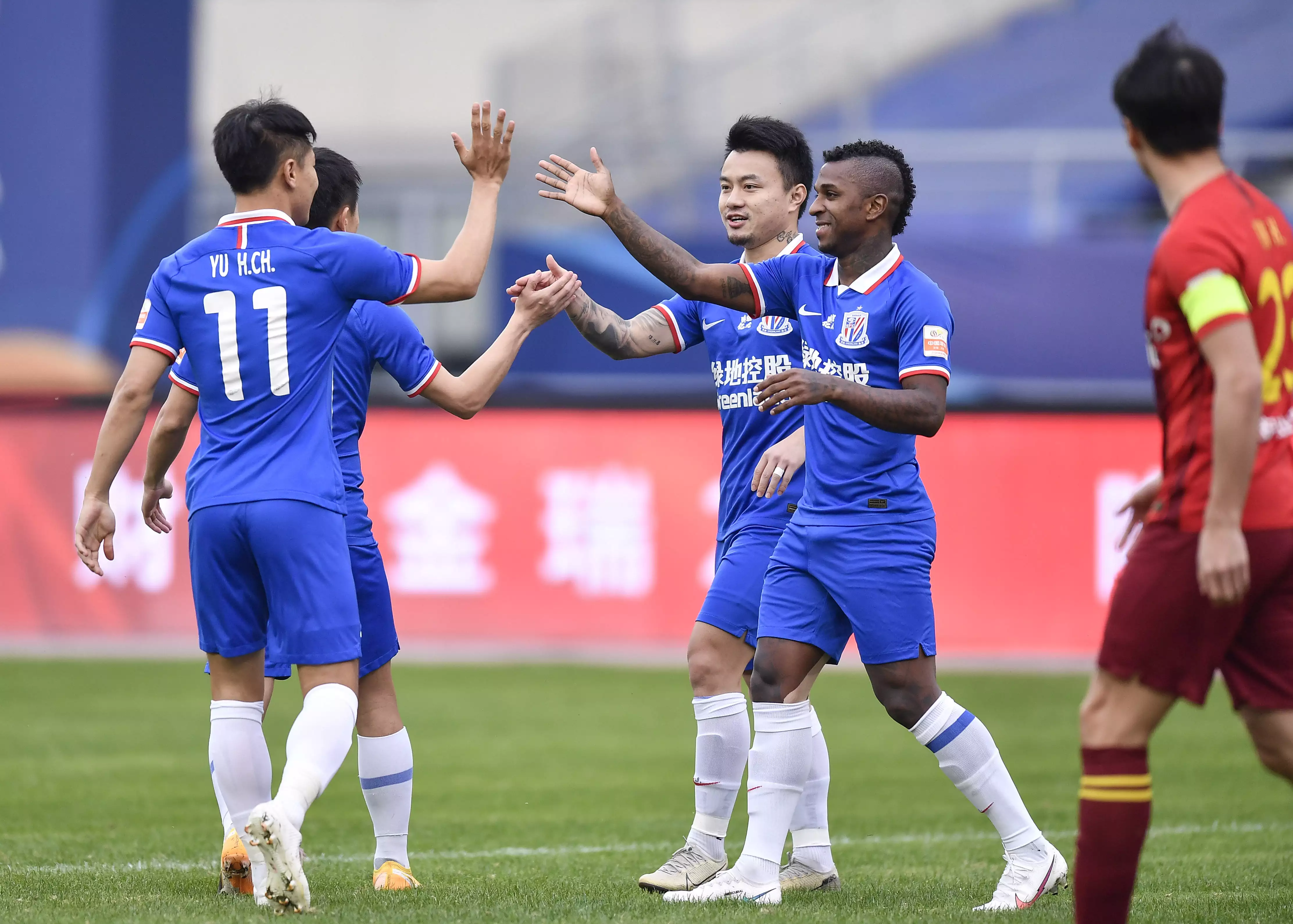 包含河北华夏幸福主场负于上海申花，保持低迷状态的词条