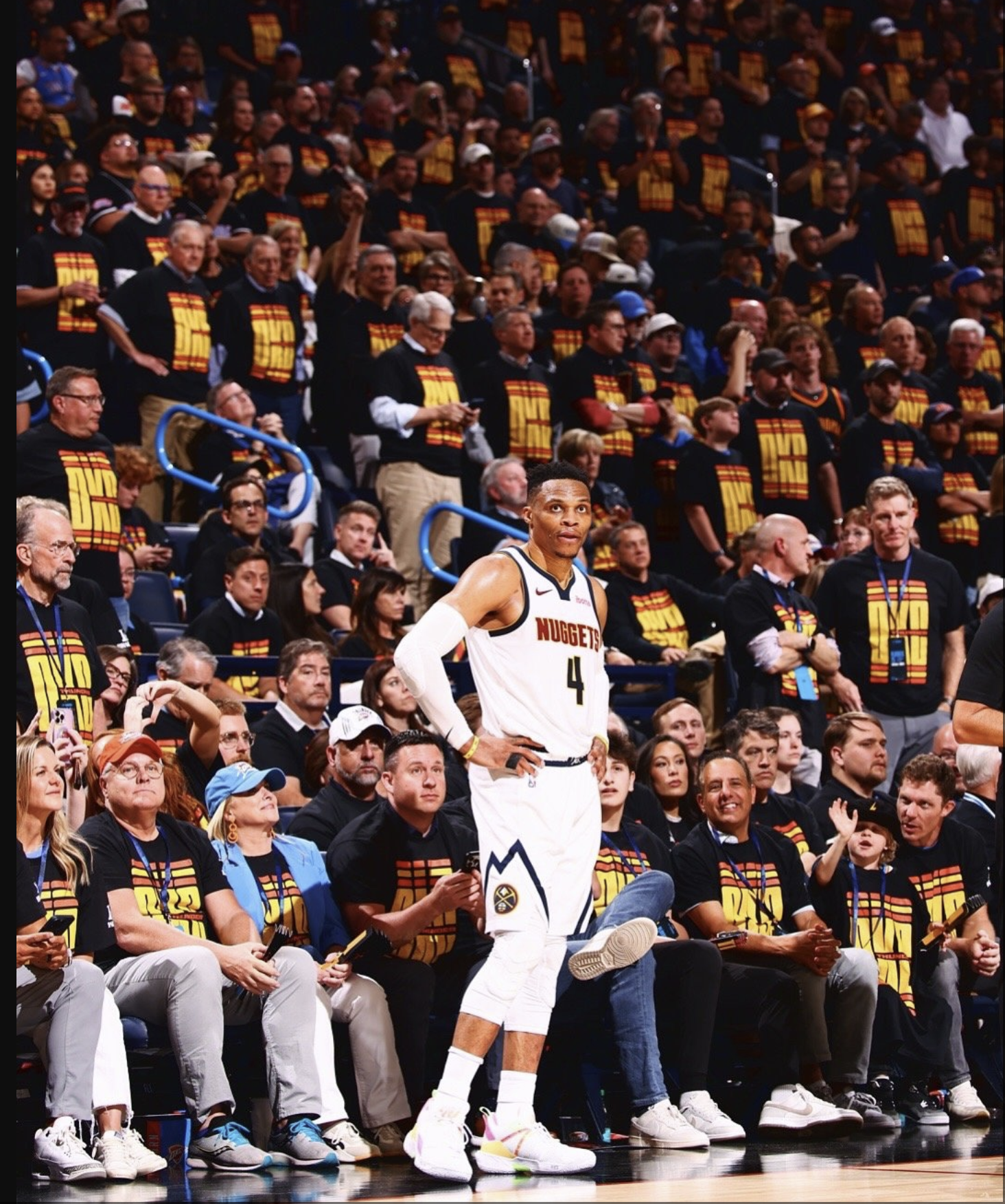 掘金队凭借团队合作获胜，锁定季后赛名额的简单介绍