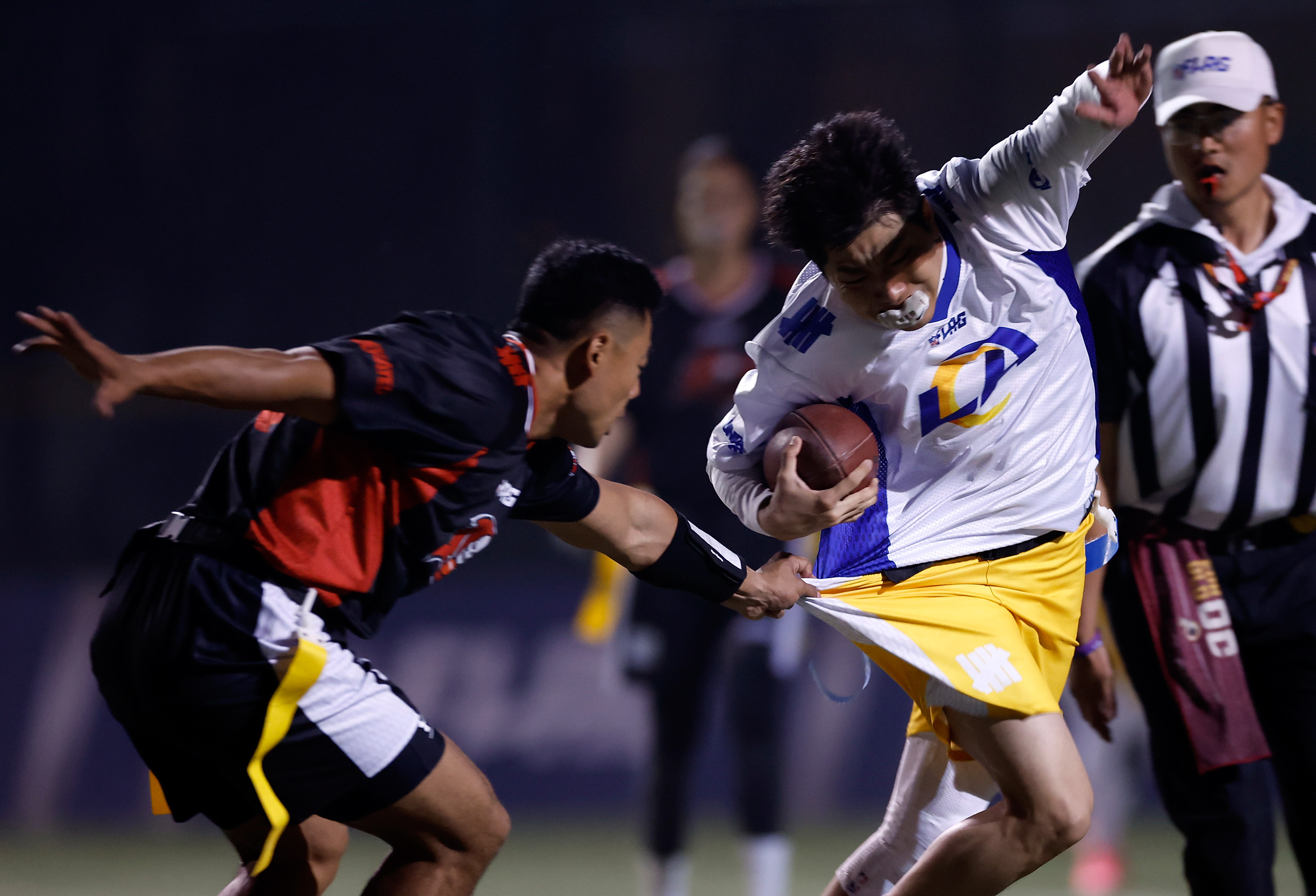 关于橄榄球赛事现场人气爆棚，观众热情高涨的信息