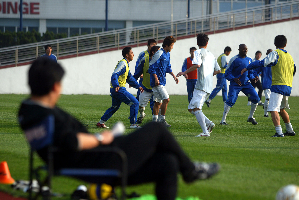 足球赛事频繁举行，球员们全力以赴