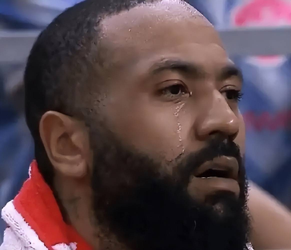 篮球比赛意外发生事故，让球迷心情沉重