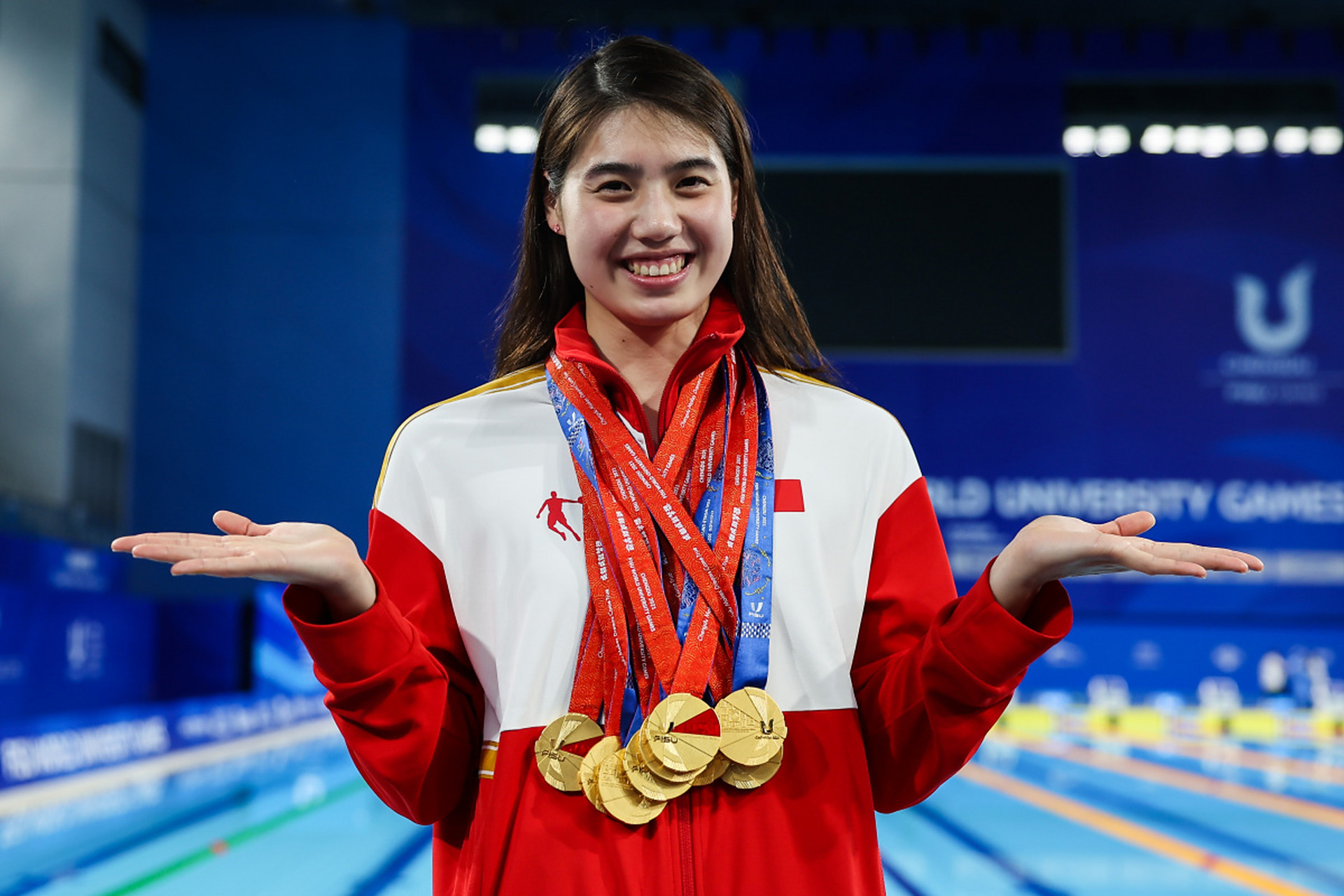 世界纪录再次被打破，游泳选手荣膺金牌