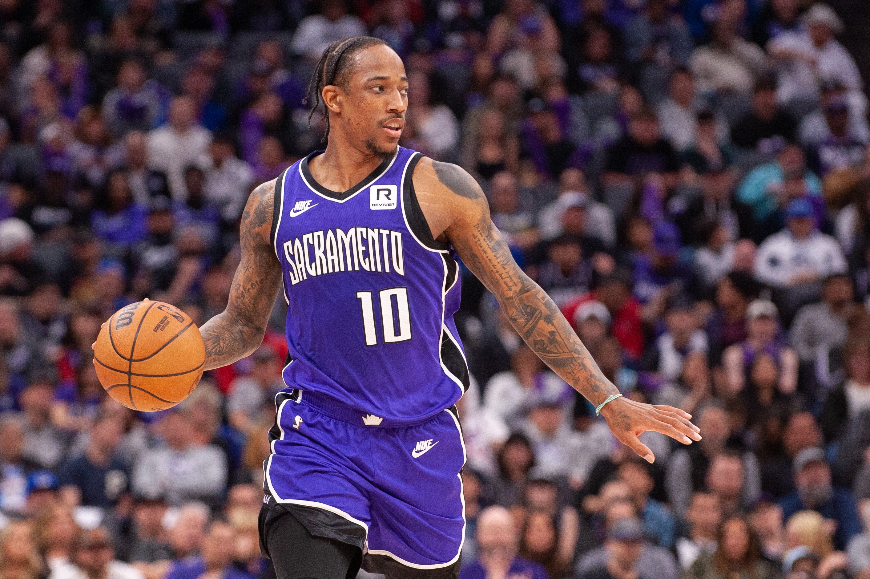 马刺战胜掘金，德罗赞发挥出色