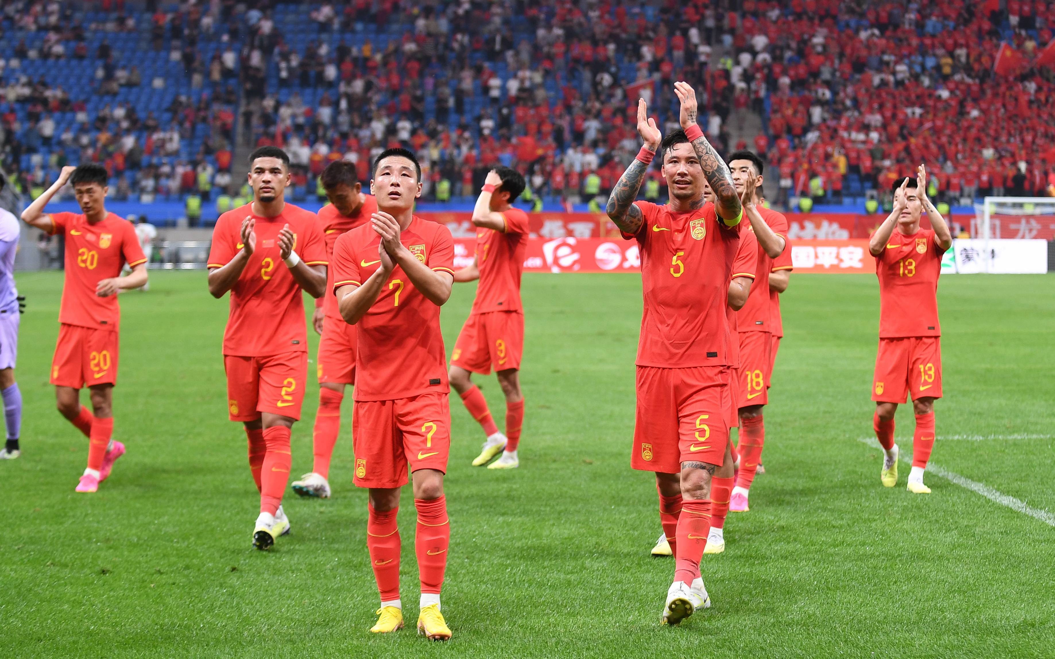 中国男足0-2不敌科威特，世预赛再添失利！球迷怒斥