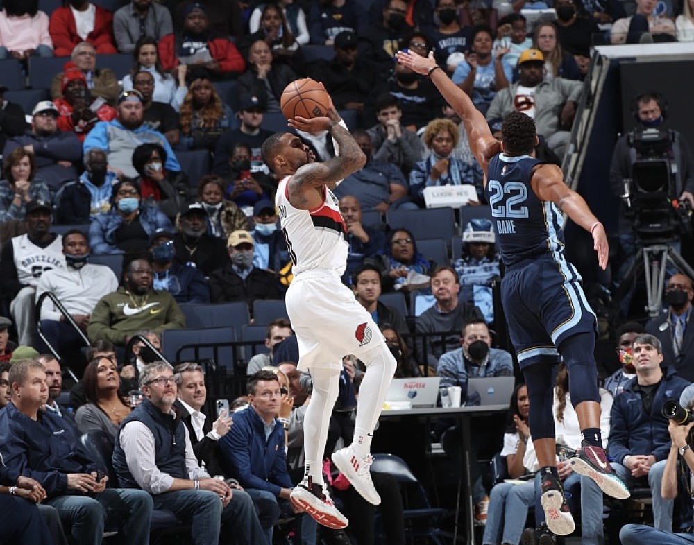 拓荒者擒下灰熊，利拉德狂轰30+10的简单介绍