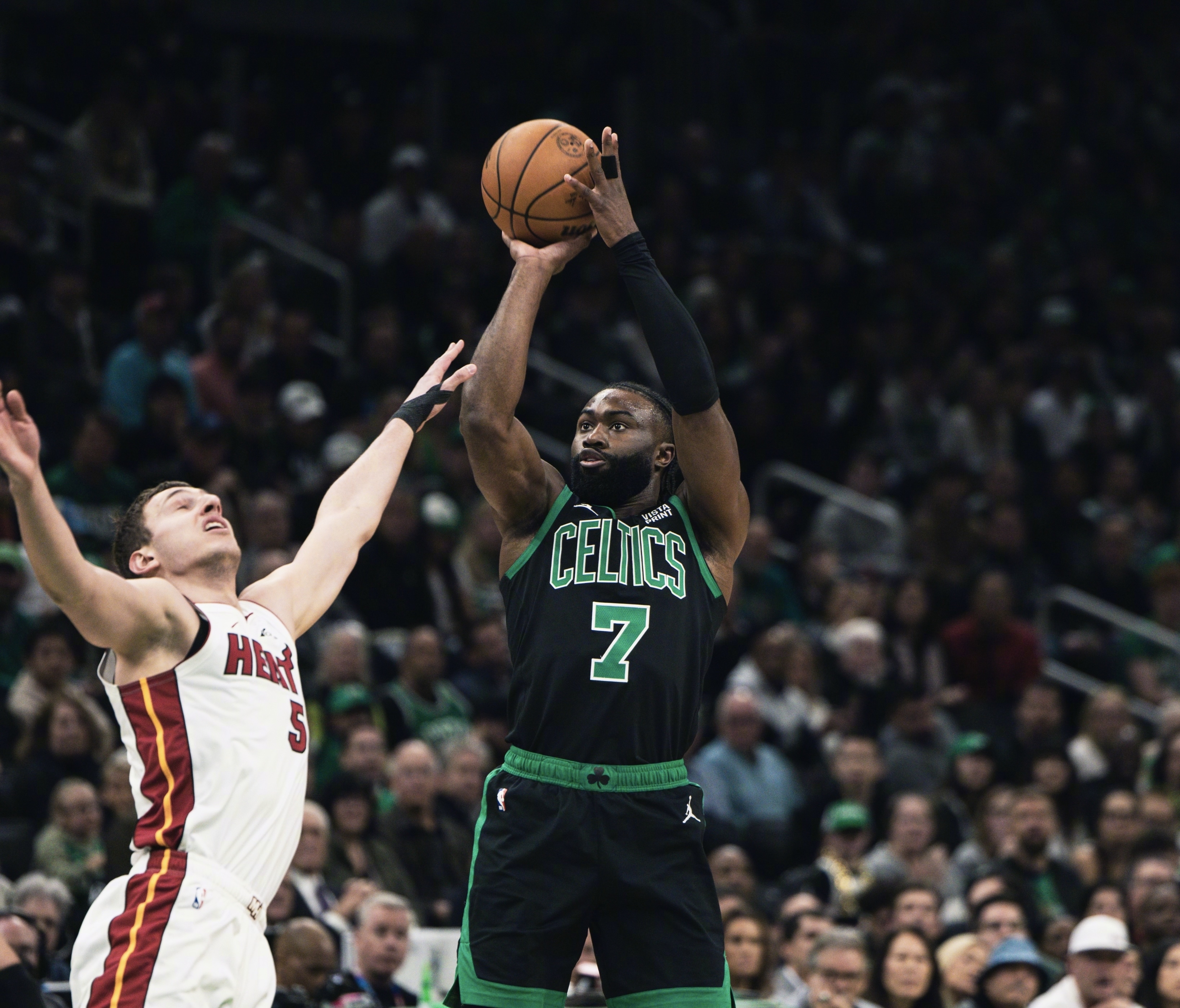 太阳击败凯尔特人，保持不败战绩