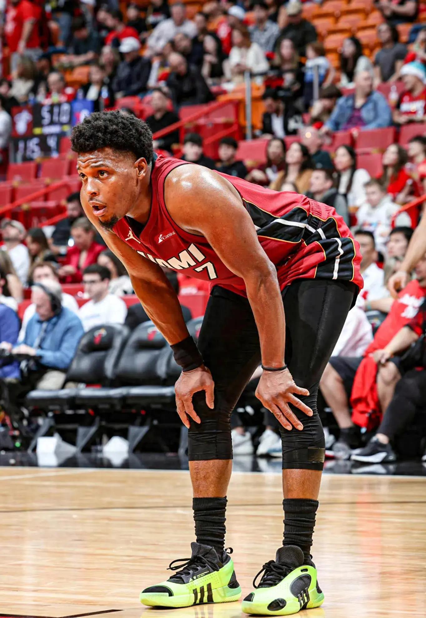 猛龙胜老鹰，洛瑞关键时刻发威