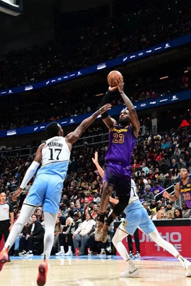 湖人力克老鹰，詹姆斯砍下三双