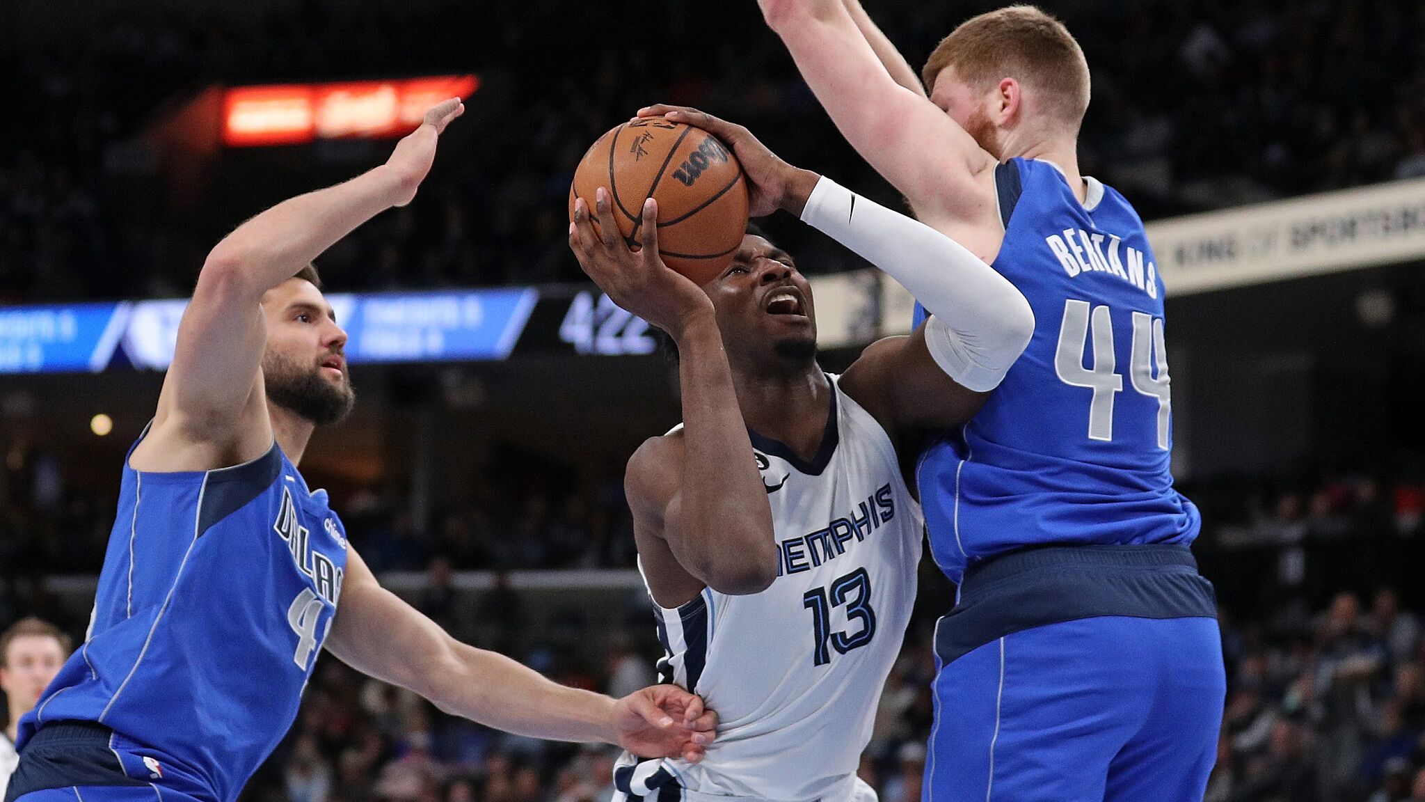 灰熊主场力克独行侠，莫兰特砍下35分再次成为赛场焦点