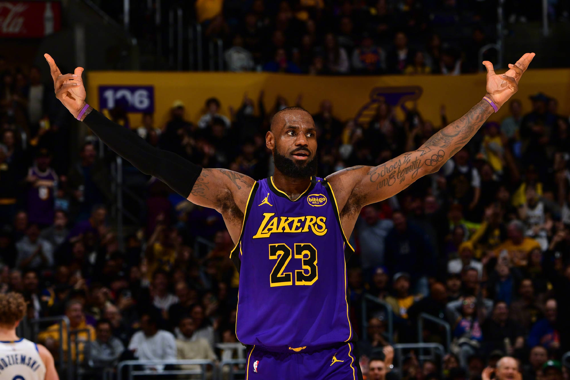 勇士在主场击败湖人，取得关键胜利的简单介绍