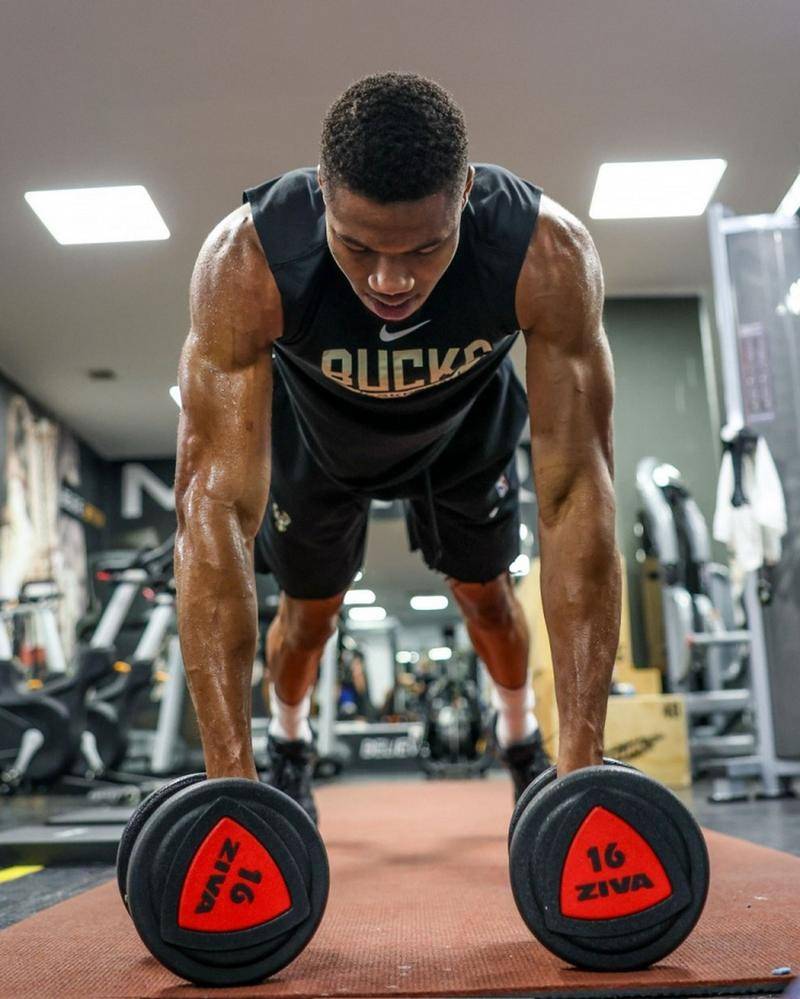 包含雄鹿力克76人，字母哥全面发挥的词条