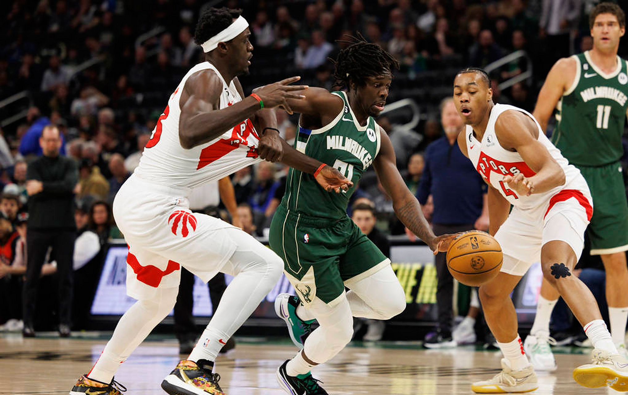 猛龙主场胜雄鹿，盯紧榜首位置