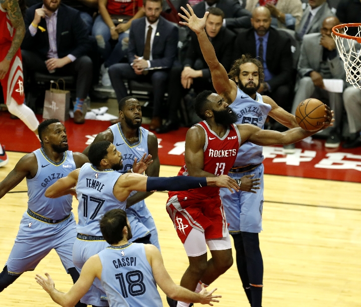 包含雄狮主场大胜活塞，取得三连胜的词条