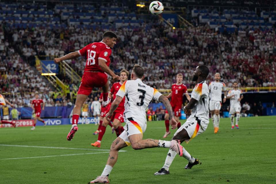 FB体育下载-国际足球赛场上奇妙一幕连连