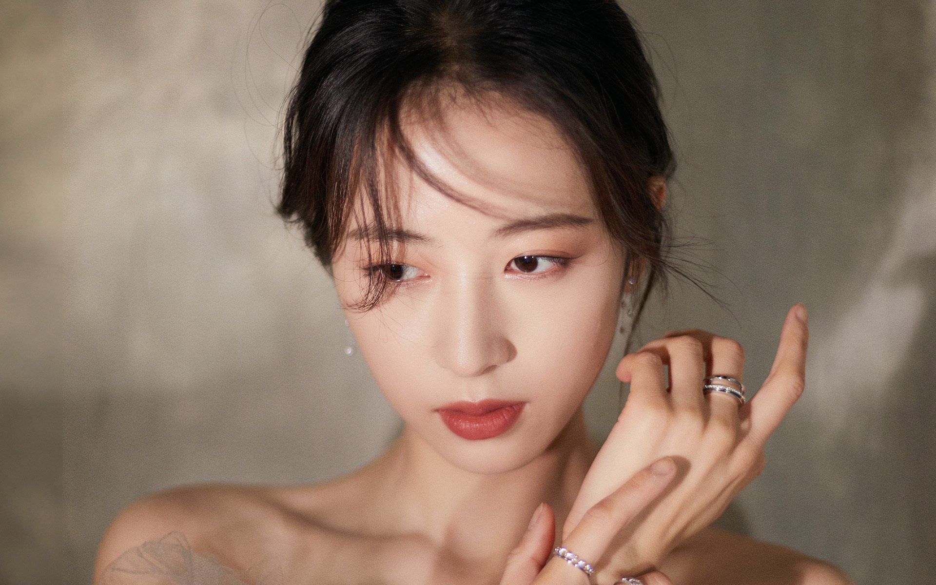 FB体育在线-突尼斯之夜，莱万一剑封喉，巴萨逆境争冠路上的关键先生